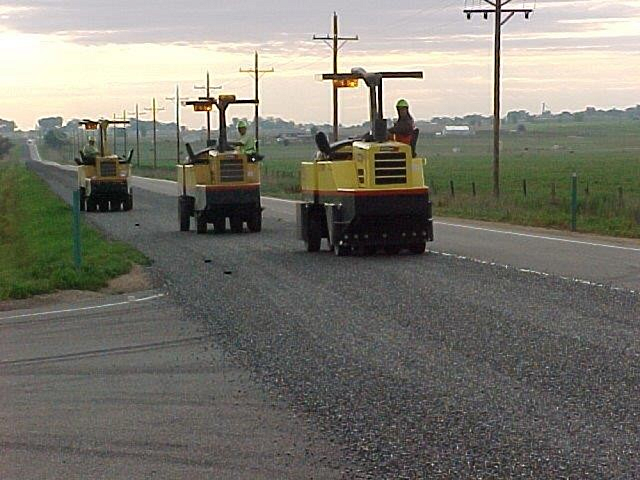 Chip Seal - покрытие для асфальта, которое состоит из слоя битумного вяжущего (горячего или эмульсионного) со слоем заполнителя.